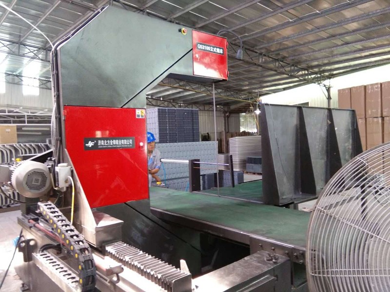 采購商操作立式帶鋸床應(yīng)注意什么？